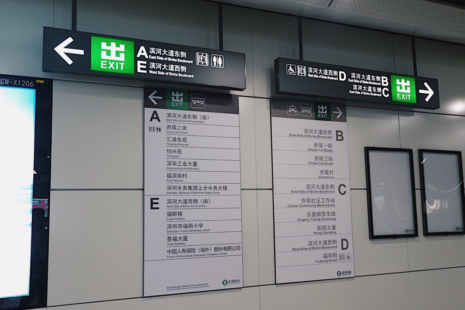 深圳地铁导向标识广告是通过地铁出入口指引,在为地铁乘客提供站点