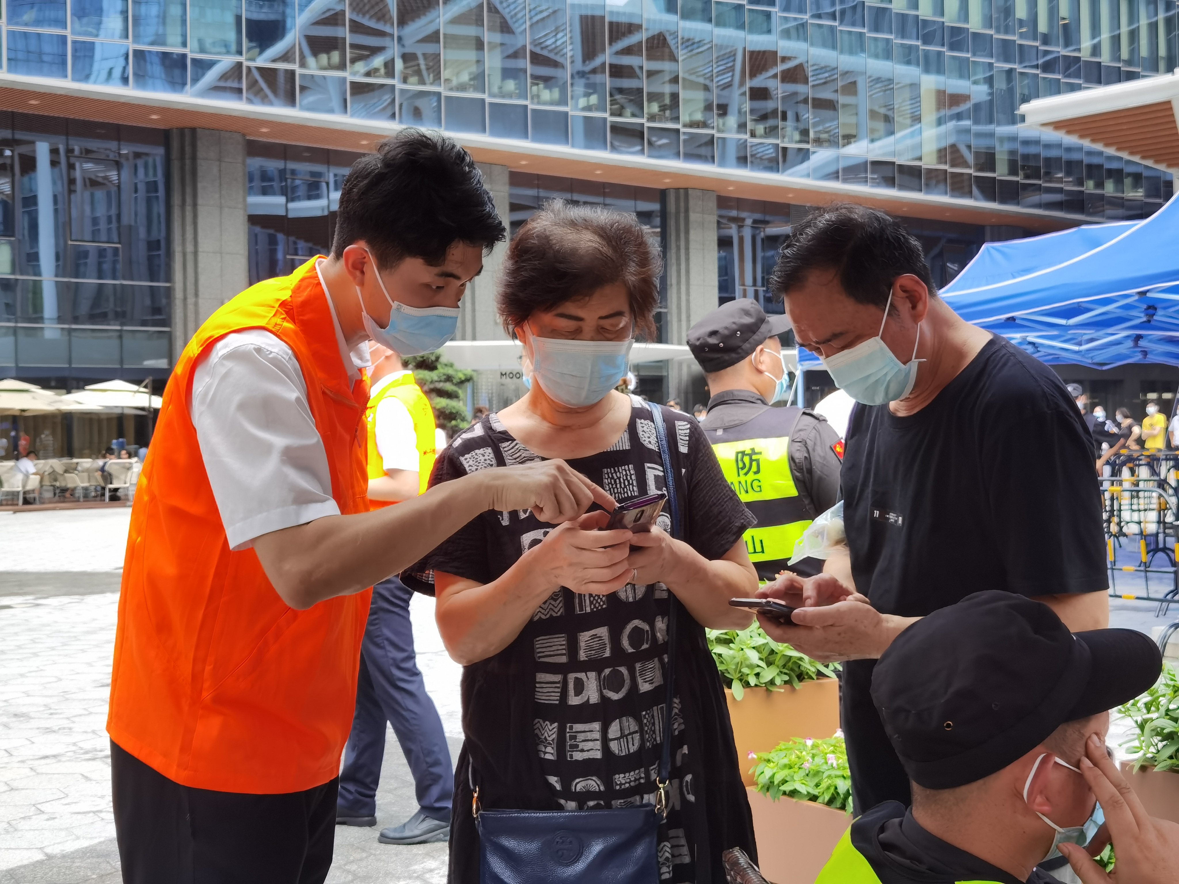 1626398736043048294.jpg 我为群众办实事——深铁物业吹响为群众办实事“集结号”.jpg