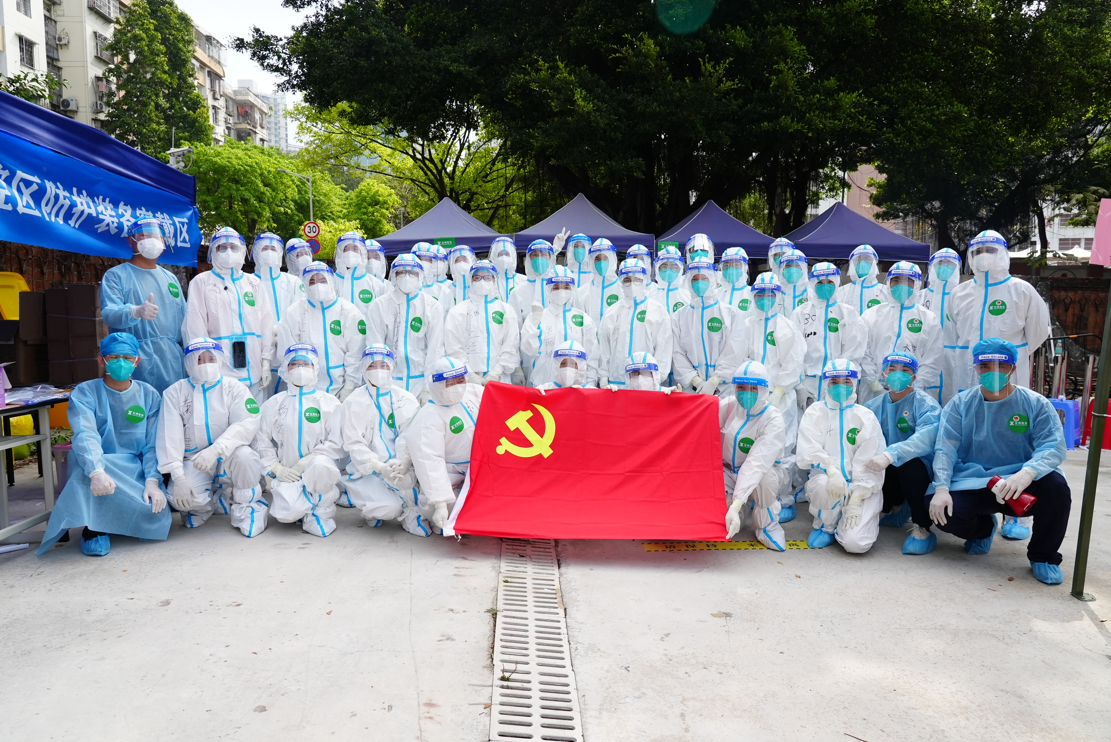 1647852457454073299.jpg “深铁蓝”变身抗疫“大白”守护社区防疫“前沿阵地”首图1.jpg