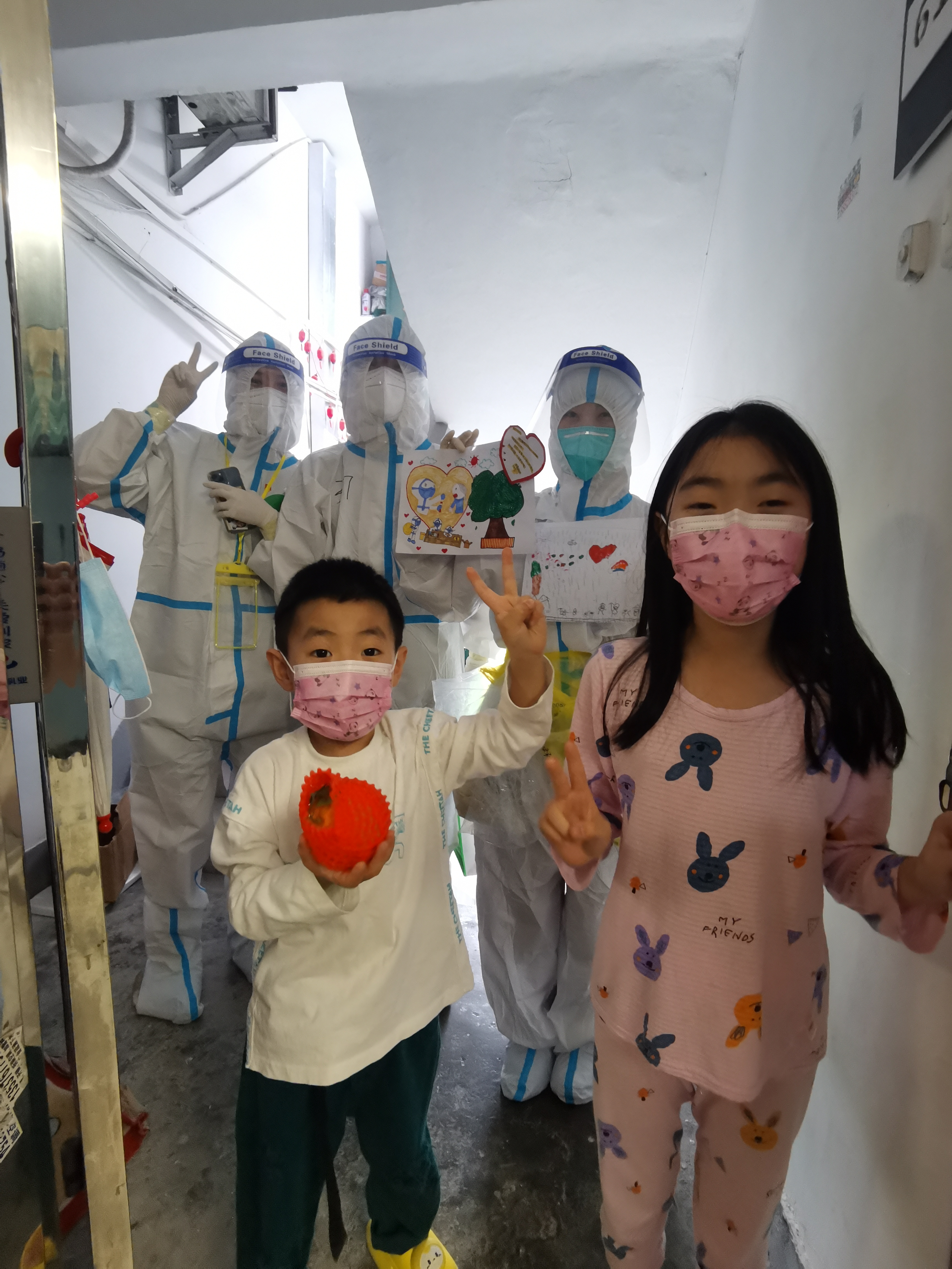 1647852548103052590.jpg “深铁蓝”变身抗疫“大白”守护社区防疫“前沿阵地”7.jpg