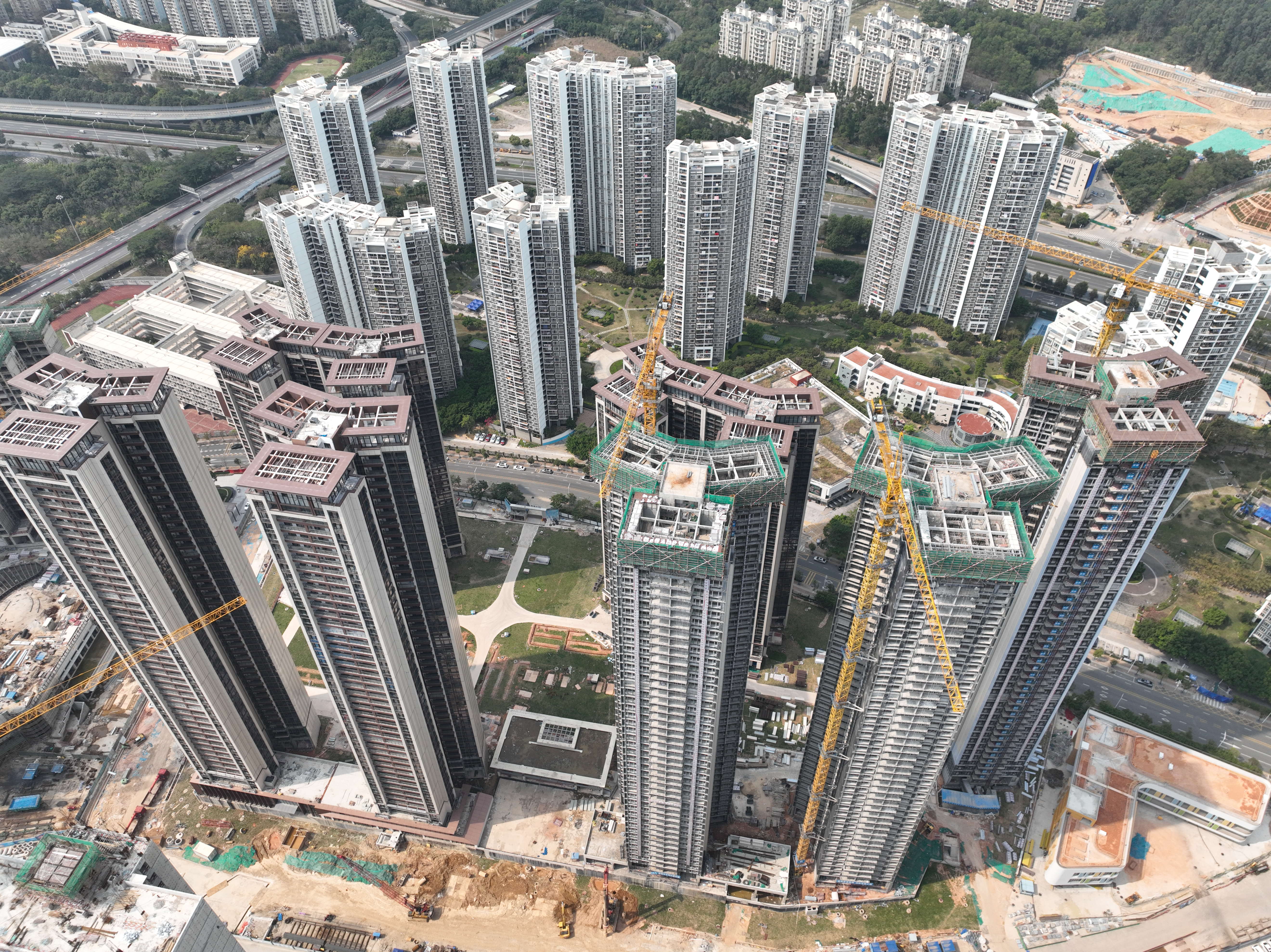 G:\u7f6e业工作\u6302外网\u5168面建设进行时，深铁集团全力为“双统筹”加速.深铁懿府2号地块的住宅及3栋公共住房已封顶。_看图王.jpg
